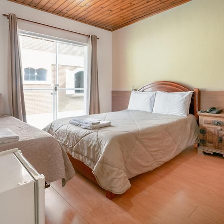 Hotel Geneve - 2Km Do Capivari Кампус-ду-Жордау Экстерьер фото