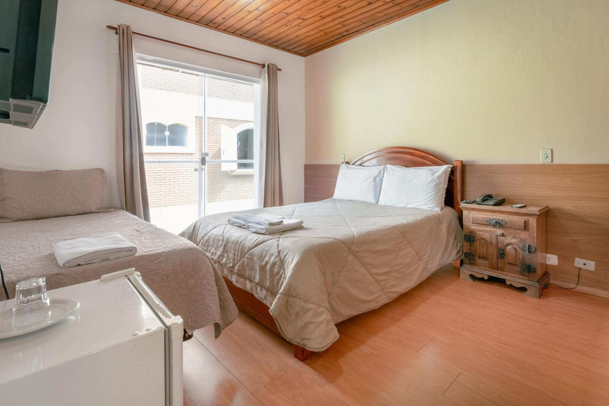 Hotel Geneve - 2Km Do Capivari Кампус-ду-Жордау Экстерьер фото